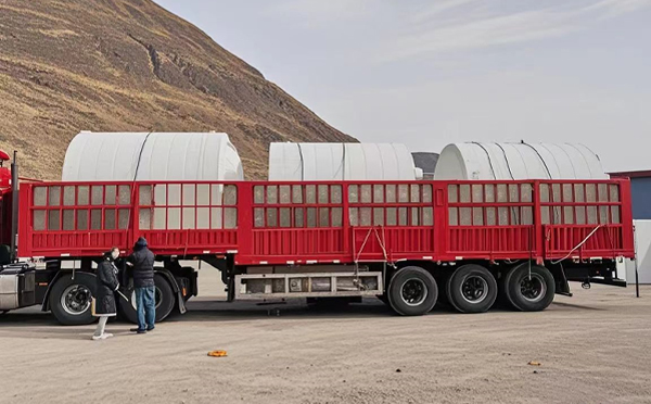 两当塑料桶装车完毕准备运输中