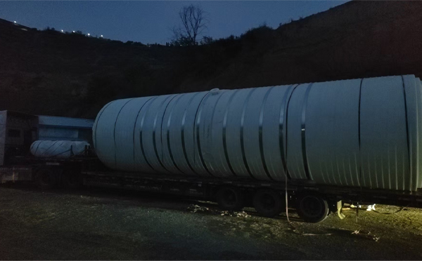 两当圆桶运输途中