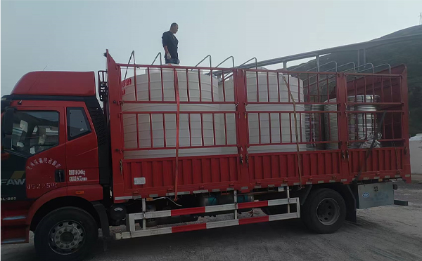 两当立式运输桶安排发货现场